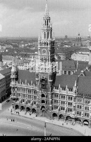 Blick auf das Neue Rathaus und die Mariensäule am Marienplatz, 1957. View of the New Town Hall and the Marian column on Mary's Square,1957. Stock Photo