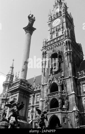 Mariensäule vor dem Neuen Rathaus am Marienplatz, 1957. Marian column in front of the New Town Hall on Mary's Square,1957. Stock Photo