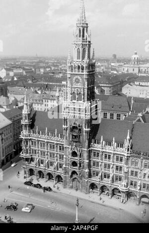 Blick auf das Neue Rathaus und die Mariensäule am Marienplatz, 1957. View of the New Town Hall and the Marian column on Mary's Square,1957. Stock Photo