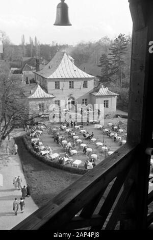 Blick auf das Restaurant am Chinesischen Turm, 1957. View of the restaurant next to the Chinese Tower, 1957. Stock Photo