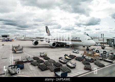 London, Heathrow Airport, Aug 2019: World’s largest commercial aircraft Airbus A380 grounds at airport terminal. Flag carrier of Singapore Airlines Stock Photo