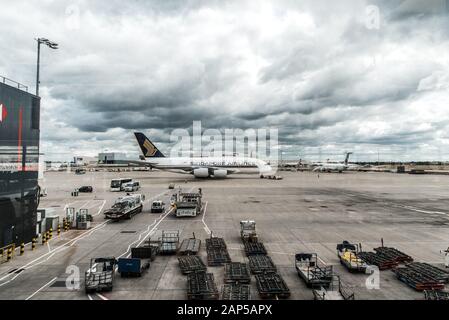 London, Heathrow Airport, Aug 2019: World’s largest commercial aircraft Airbus A380 grounds at airport terminal. Flag carrier of Singapore Airlines Stock Photo