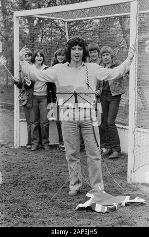 Kevin Keegan, britischer Fußballspieler, singt seine Single 'England' ein, Deutschland 1980. British football player Kevin Keegan, singing his 45 single 'England', Germany 1980. Stock Photo