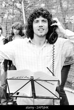 Kevin Keegan, britischer Fußballspieler, singt seine Single 'England' ein, Deutschland 1980. British football player Kevin Keegan, singing his 45 single 'England', Germany 1980. Stock Photo