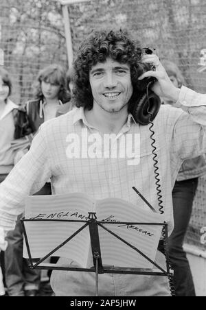 Kevin Keegan, britischer Fußballspieler, singt seine Single 'England' ein, Deutschland 1980. British football player Kevin Keegan, singing his 45 single 'England', Germany 1980. Stock Photo