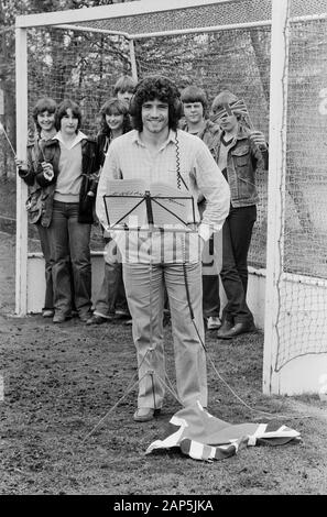 Kevin Keegan, britischer Fußballspieler, singt seine Single 'England' ein, Deutschland 1980. British football player Kevin Keegan, singing his 45 single 'England', Germany 1980. Stock Photo