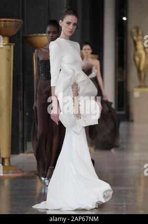 Paris, France. 21st Jan, 2020. Gigi Hadid at CHANEL Haute Couture SS20  Runway during Haute Couture January 2020 - Paris, France 21/01/2020 | usage  worldwide Credit: dpa/Alamy Live News Stock Photo - Alamy