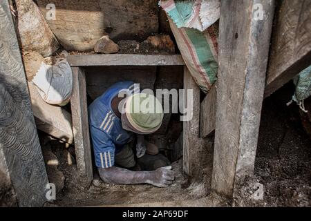 Coltan illegal mineral extraction in Democratic Republic of Congo Stock Photo