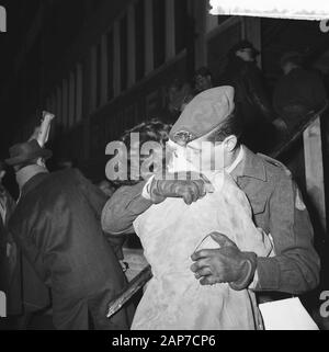 Arrival first detachment of the first Suriname Compag in Amsterdam, soldier greeted his fiancée Date: 23 February 1961 Location: Amsterdam, Noord-Holland Keywords: COMPAGNIES, DETACHEMENTS, arrivals, soldiers Stock Photo