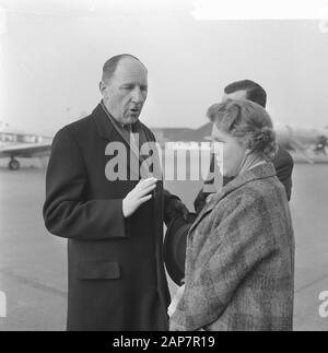 Arrival Minister Luns at Schiphol from London, here with wife your Date: 28 February 1964 Location: Noord-Holland, Schiphol Keywords: arrival and departure, ministers, airports Personal name: Luns, Joseph Stock Photo