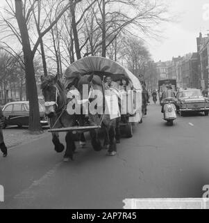The family Gillis from America with covered wagon in the Netherlands, Date: February 28, 1964 Location: America, Netherlands Personal name: family Gillis Stock Photo
