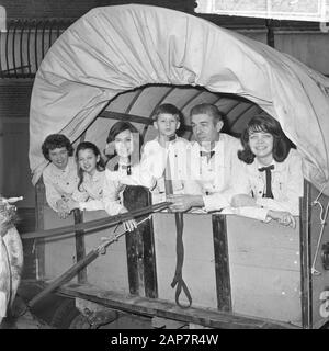 The family Gillis from America with covered wagon in the Netherlands, Date: February 28, 1964 Location: America, Netherlands Personal name: family Gillis Stock Photo