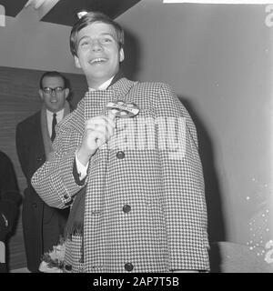 Bobby Vee (American singer) in the Netherlands for TV performance Date: March 31, 1964 Keywords: singers Person name: Bobby Vee Stock Photo