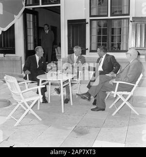 Cabot Lodge during a maintenance in the garden of the Catshuis v.l.n.r. Fisher Houwe, Cabot Lodge, Marijnen dr. Diepenhorst Date: 20 August 1964 Location: The Hague, Zuid-Holland Personal name: Cabot Lodge, Fisher Houwe Stock Photo