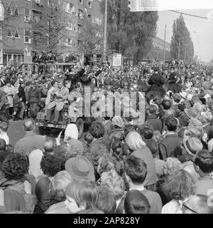 Liberation Day, the liberation army as it entered 20 years ago from the Berlagebrug Date: 5 May 1965 Location: Amsterdam, Noord-Holland Keywords: liberation armies Stock Photo