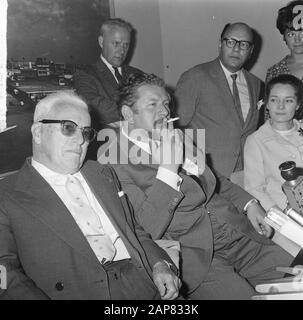 Arrival of actors Charlie Chaplin and Peter Ustinov and their wives at Schiphol Description: Chaplin (left) and Ustinov during press conference Date: 23 June 1965 Location: Noord-Holland, Schiphol Keywords: actors, press conferences Personal name: Chaplin, Charlie, Ustinov, Peter Stock Photo