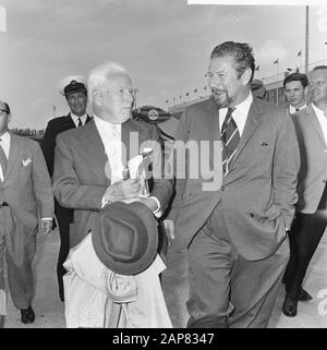 Arrival of actors Charlie Chaplin and Peter Ustinov and their wives at Schiphol Description: Chaplin and Ustinov running Date: 23 June 1965 Location: Noord-Holland, Schiphol Keywords: actors Personal name: Chaplin, Charlie, Ustinov, Peter Stock Photo