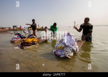 workers washing clothes, in Ganges river, Varanasi, Uttar Pradesh ...