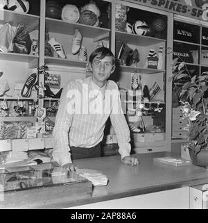 Johan Cruijff in his sports store Description: Cruyff behind the counter Date: 8 August 1968 Location: Amsterdam, Noord-Holland Keywords: portraits, sports affairs Personal name: Cruyff, Johan Stock Photo