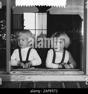 November 8 Siamese twins Folkje en Tjitske de Vries left Folkje Date: November 1, 1955 Keywords: twins Personal name: Folkje, Vries, Tjitske de Stock Photo