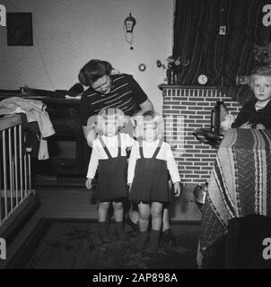 November 8 Siamese twins Folkje en Tjitske de Vries Date: November 1, 1955 Keywords: twins Personal name: Folkje, Vries, Tjitske de Stock Photo