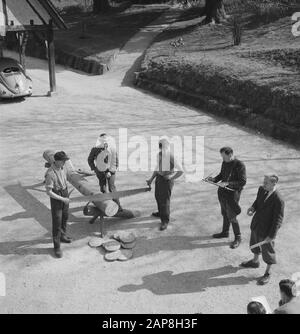 workers, spectators, tree trunks, saws, squares Date: undated Keywords: workers, tree trunks, squares, spectators, saw Stock Photo