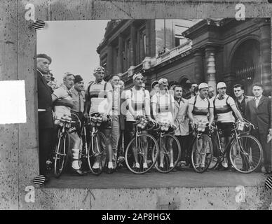 Tour de France 1950 Description: The Dutch team at the start in Paris. Vl r. Wout Wagtmans, Frans Vos, Gerrit Voorting, Sjefke (Joseph) Jansen, Wim de Ruyter, Henk de Hoog Annotation: Repronegative Date: 13 July 1950 Location: France, Paris Keywords: group portraits, teams, cycling Stock Photo