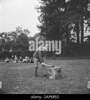workers, logs, tools, lawns, spectators, beilen Date: undated Keywords: workers, tools, lawns, logs, spectators Personal name: beilen Stock Photo