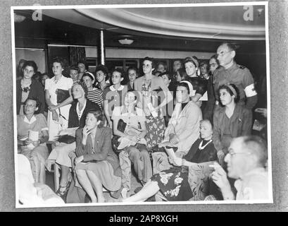 Dutch internees arrive in Melbourne with the Orange Fontein Description: The Orange Fontein with Dutch internees on board from Japanese prison camps in Batavia (Dutch East Indies) arrives in Melbourne on October 27, 1945 Date: October 27, 1945 Location: Australia, Melbourne Stock Photo