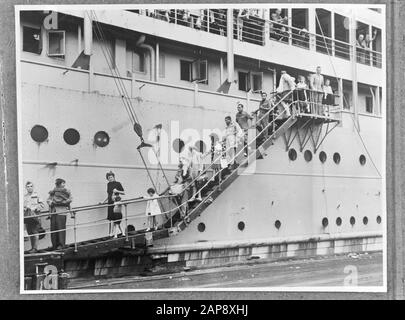 Dutch internees arrive in Melbourne with the Orange Fontein Description: The Orange Fontein with Dutch internees on board from Japanese prison camps in Batavia (Dutch East Indies) arrives in Melbourne on October 27, 1945 The persons on board leave the ship Date: October 27, 1945 Location: Australia, Melbourne Keywords: Internees, Harbours, Ships Stock Photo