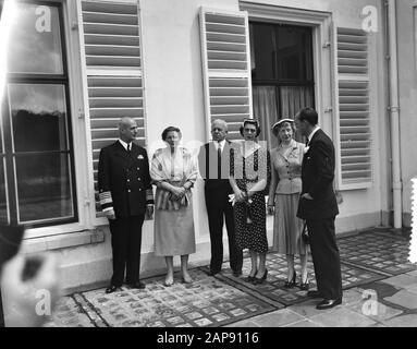 Visit of the American Admiral Jerauld Wright to Queen Juliana and Prince Bernhard at Soestdijk Palace Date: July 4, 1954 Location: Baarn, Utrecht (province) Keywords: admirals, queens, ministers, princes Personal name: Bernhard (prince Netherlands), Juliana (queen Netherlands), Staf, C., Wright, Jerauld Stock Photo