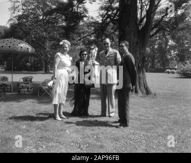 The King of Nepal, Maharaja Mahendra Bir Bikram Shah Deva and his wife, will be received by Queen Juliana and Prince Bernhard at Huis ten Bosch Date: 9 July 1958 Location: The Hague, The Netherlands South-Holland Keywords: group portraits, queens, princes Personal name: Bernhard (prince Netherlands), Juliana (queen Netherlands), Mahendra Bir Bikram Shah Deva (koning Nepal) Stock Photo