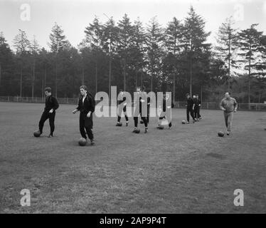 Central training Dutch team at Zeist Date: October 3, 1962 Location: Utrecht, Zeist Keywords: elftallen, sport, football Stock Photo