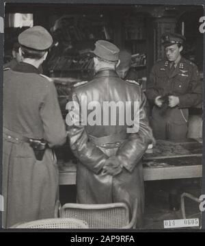 Capitulation talks at Hotel de Wereld in Wageningen. Left On the back seen the chief of staff of the German 24th Army Paul Reichelt. On the right, a staff officer or interpreter in leather jacket. On the other side of the table prince Bernhard Date: 5 May 1945 Location: Gelderland, Wageningen Keywords: capitulations, officers, princes, Second World War Personal name: Bernhard (prince Netherlands) Stock Photo