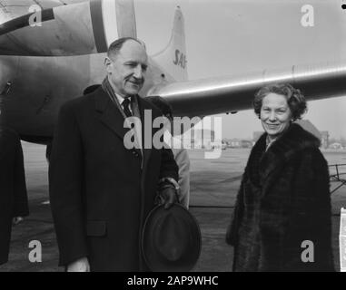 Arrival Minister Luns and wife at Schiphol from visit to Norway, during press conference Date: March 12, 1964 Keywords: Wife, arrivals Personal name: Luns, J.A.M.H., Luns, Joseph Stock Photo