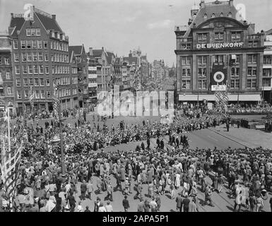 Visit French president René Coty and his wife to Amsterdam, wreath laying on the Dam at the National Monument Date: 21 July 1954 Location: Amsterdam, Noord-Holland Keywords: visits, papers, presidents Stock Photo