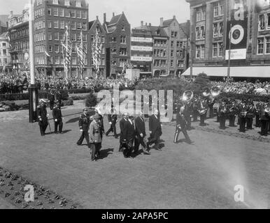 Visit French president René Coty and his wife to Amsterdam, wreath laying on the Dam at the National Monument Annotation: It concerns the temporary monument on the Dam Date: 21 July 1954 Location: Amsterdam, Noord-Holland Keywords: papers, presidents, state visits Personal name: Coty, René Stock Photo