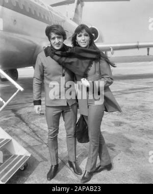 Departure of Schiphol by the American pop song couple Sonny and Cher Description: At the foot of the plane stairs Date: September 1, 1966 Location: Noord-Holland, Schiphol Keywords: arrival and departure, group portraits, singers, singers Personal name: Bono, Sonny, Cher Stock Photo