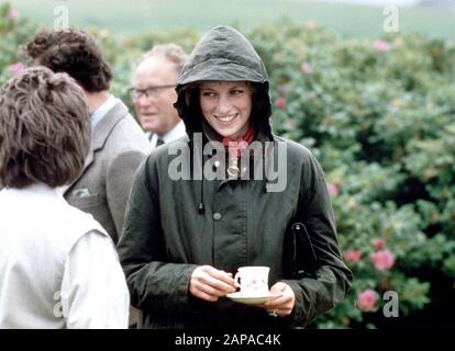 HRH Princess of Wales, Princess Diana drinks tea during her visit to Lochmaddy, Outer Hebrides, Scotland July 1985 Stock Photo