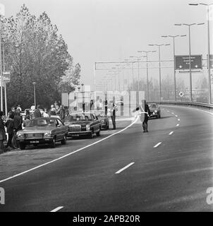 Carless Sunday in connection with the oil boycott Description: Motorists are checked Date: 4 November 1973 Keywords: cars, motorways, car-free Sundays, oil boycott, oil crisis, police officers Stock Photo