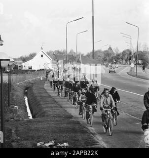 AZ supporters on the bike on their way to Haarlem for the match against FC Haarlem, this in connection with the carless Sunday Description: The cycling supporters Date: November 11, 1973 Location: Noord-Holland Keywords: car-free, bicycles, supporters Stock Photo