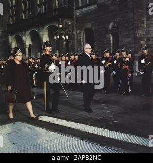 Visit of President Heinemann and wife of WD to NL; Queen Juliana and President Heinemann inspect honorary guard Date: November 25, 1969 Keywords: visits, guard of honor, queens Personal name: Heinemann, Gustav, Juliana (queen Netherlands) Stock Photo