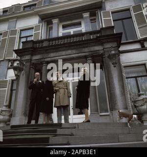 Announcement engagement Princess Christina with Jorge Guillermo on Soestdijk; Queen Juliana and Prins on boards Date: 1975 Location: Soestdijk, Utrecht Keywords: Engagement, queens, princsen Personal name: Christina, princess, Guillermo, Jorge, Juliana (queen Netherlands) Stock Photo