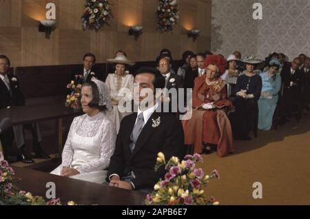 Marriage Princess Christina and Jorge Guillermo in Stadhuis in Baarn; sitting in wedding room with Royal Family and guests/Date: April 30, 1975 Location: Baarn Keywords: Royal family, marriages, town halls Personal name: Christina, princess, Guillermo, Jorge Stock Photo