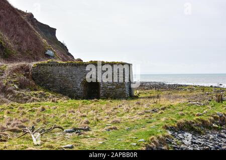 An old disused Lime Kiln on the Ceredigion Coastal Path in Wallog situated between Clarach and Borth Stock Photo