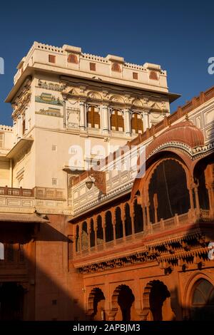 India, Rajasthan, Shekhawati, Bikaner, city centre, Junagarh Fort, tower and Jarokha balconies above Anup Mahal Chowk courtyard Stock Photo