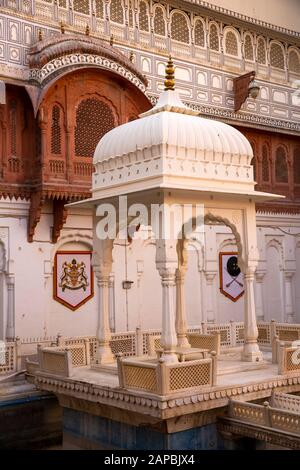 India, Rajasthan, Shekhawati, Bikaner, city centre, Junagarh Fort, small chhatri memorial in courtyard Stock Photo