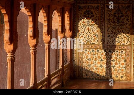 India, Rajasthan, Shekhawati, Bikaner, city centre, Junagarh Fort, light though pillars onto painted walls to look like pieta dura stone inlay above A Stock Photo