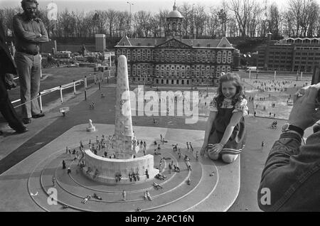 10-year-old female singer Lena Zavaroni in Madurodam; Lena aan Amsterdamse Dam Date: 30 March 1974 Location: The Hague, Zuid-Holland Keywords: singers Personal name: Zavaroni, Lena Stock Photo