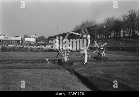 10-year-old singer Lena Zavaroni in Madurodam; Lena Zavaroni at a mill in Madurodam Date: March 30, 1974 Location: The Hague, Zuid-Holland Keywords: mills, singers Personal name: Zavaroni, Lena Stock Photo